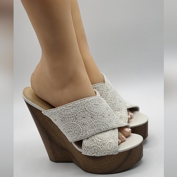 230- Guess Teishe Women's Wedges Size 9.5 NWT - Picture 1 of 8